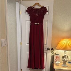 Elegant Burgundy Lace Evening Gown